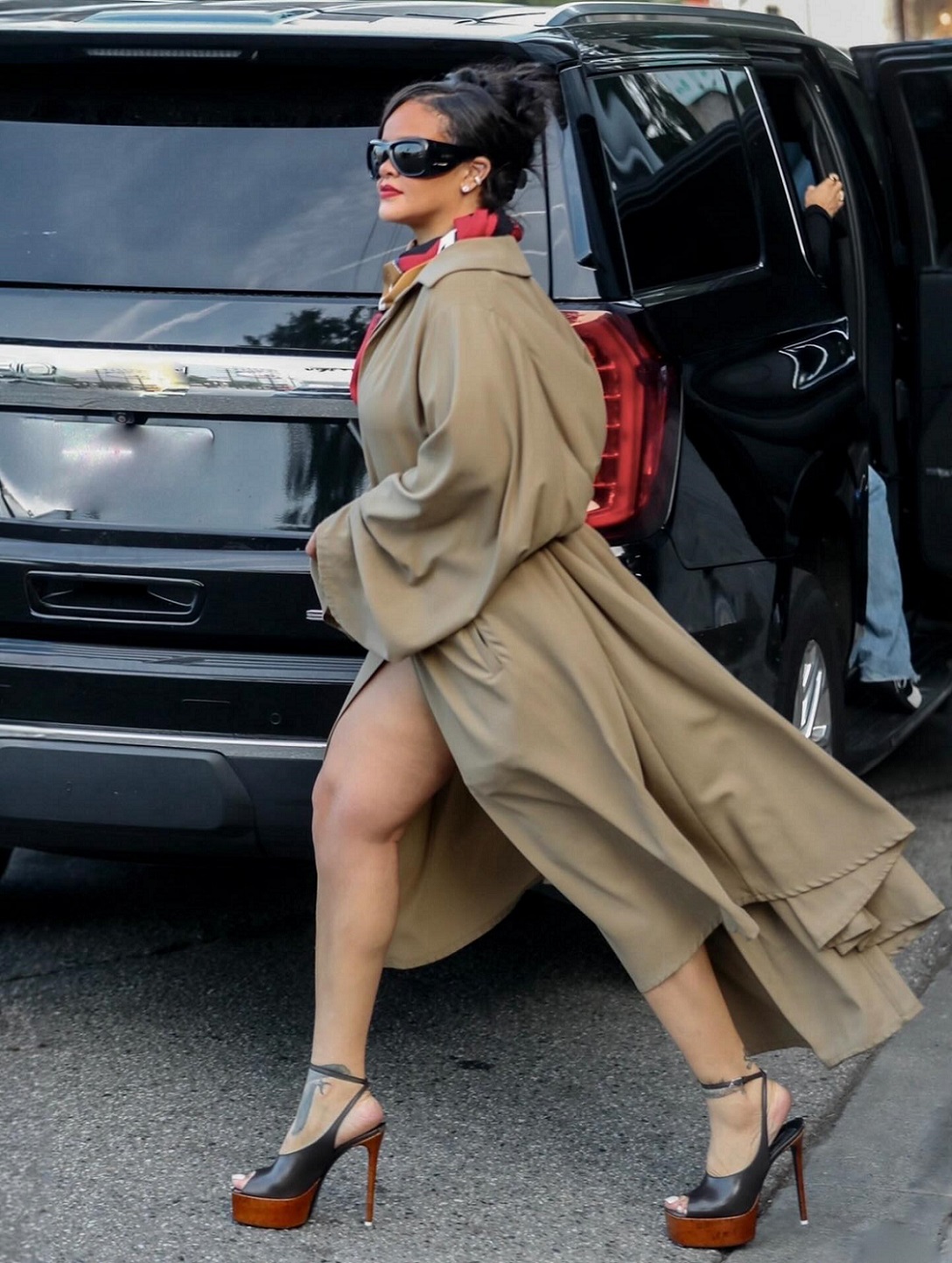 ريهانا ترتدي معطف ترنش وصندالاً بكعبٍ شاهق (إنستغرام)