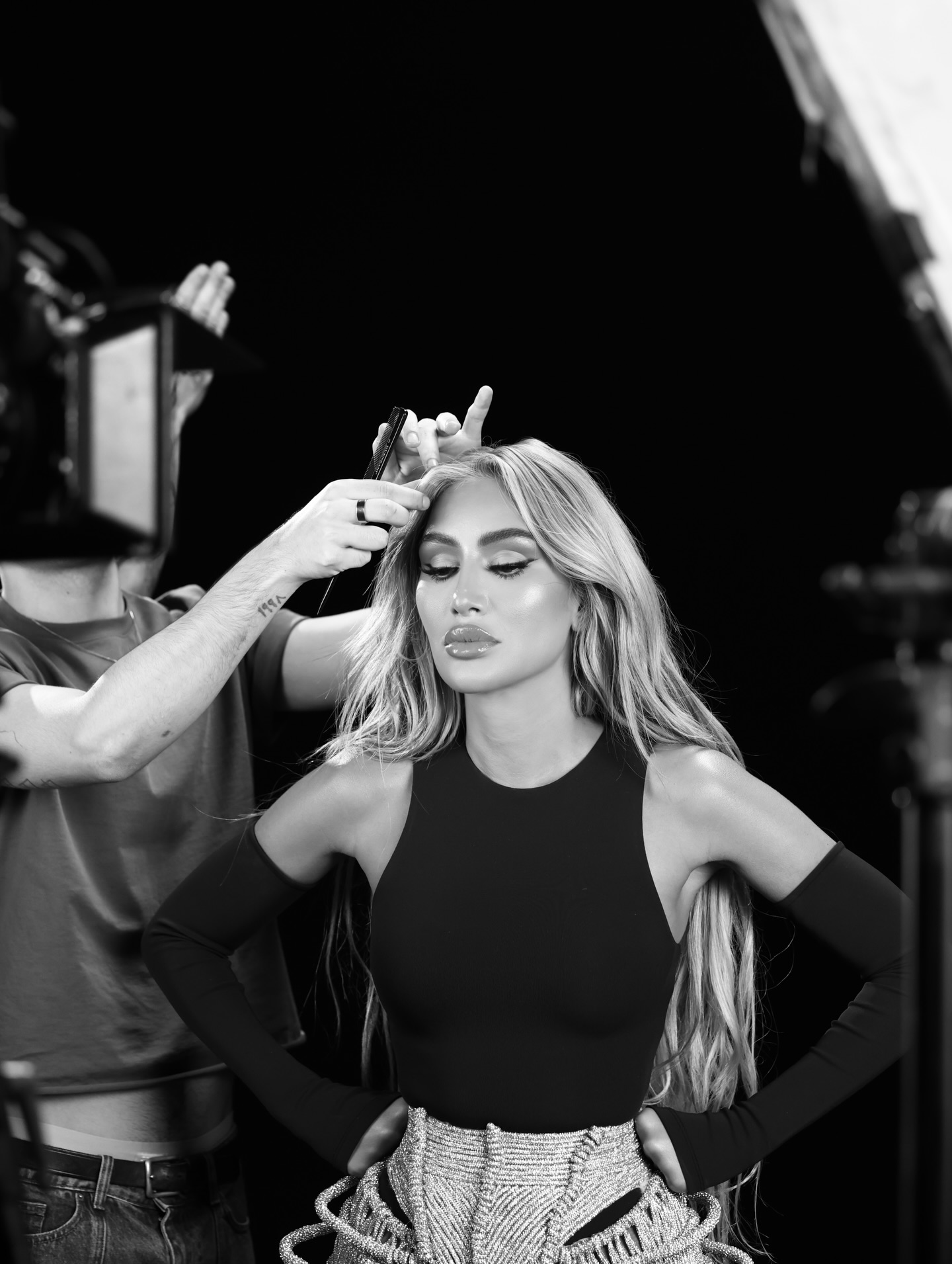 تسريحة مايا دياب بتناغم مدروس مع إطلالتها الجريئة (إنستغرام)