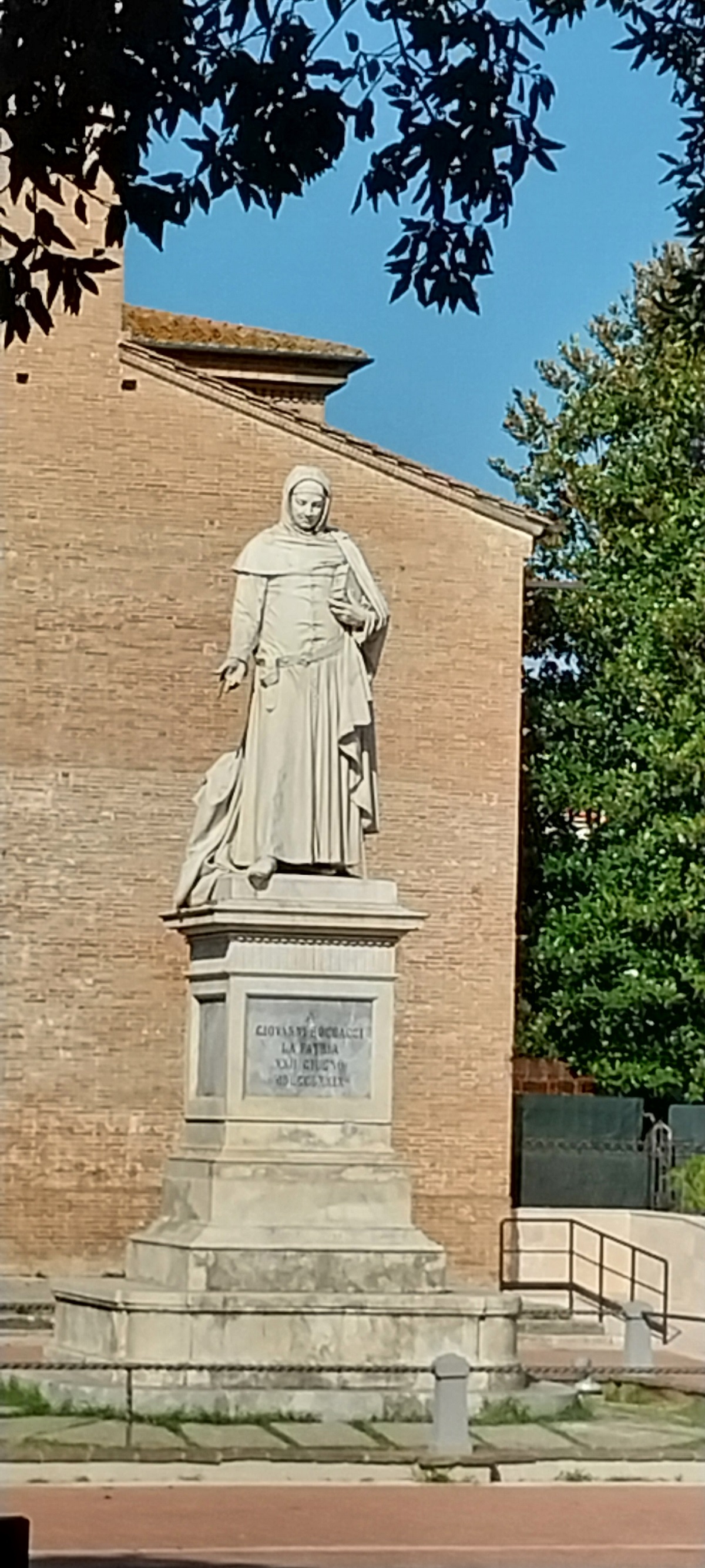 بوكاتشيو في ساحة شيرتالدو.