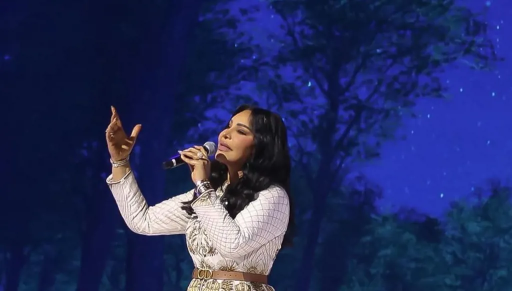 أحلام بإطلالة ملكية فخمة في منتدى الإعلام العربي (صور)