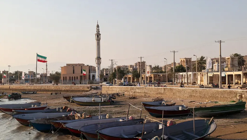 تصعيد أميركي–إيراني في الخليج… اعتراض صواريخ ومسيّرات وتعطيل مطارات في المنطقة