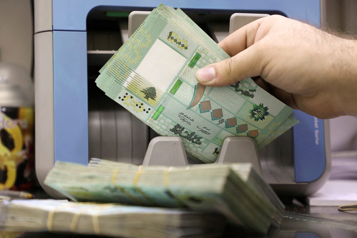 ظلت السوق الموازية لتداول العملات تشهد هذا الأسبوع استقراراً في سعر صرف الليرة مقابل الدولار (رويترز)