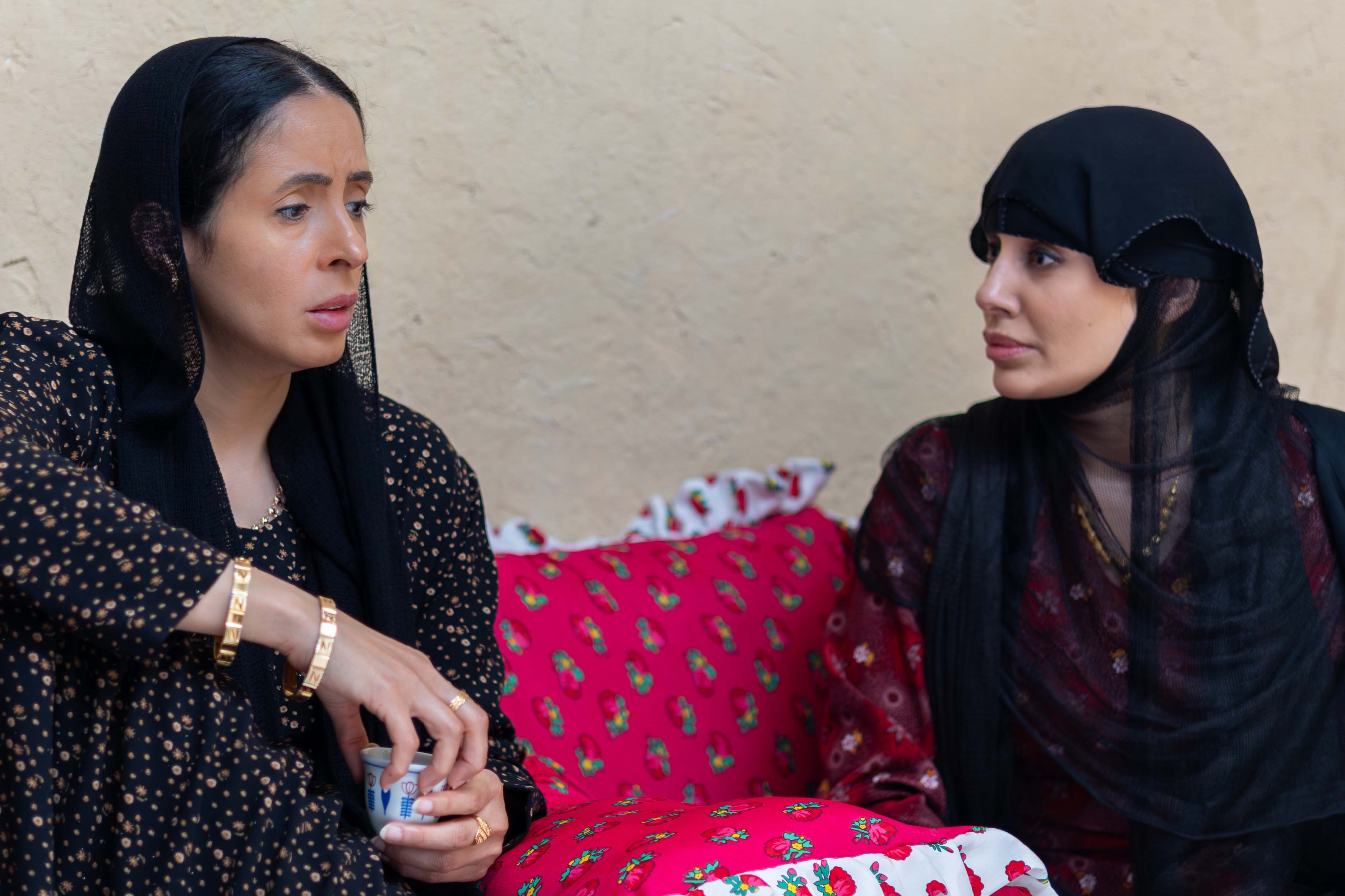 إلهام علي ووعائشة كاي في مسلسل شارع الاعشى 2 (أم بي سي)