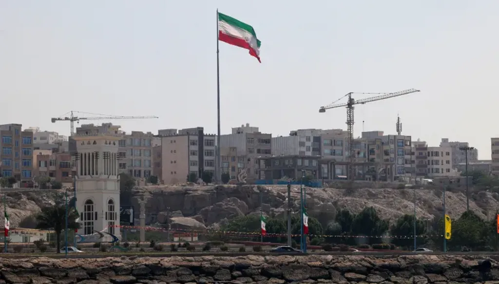 أميركا تشن هجوماً على على جزيرة قشم الإيرانية... وطهران ترد