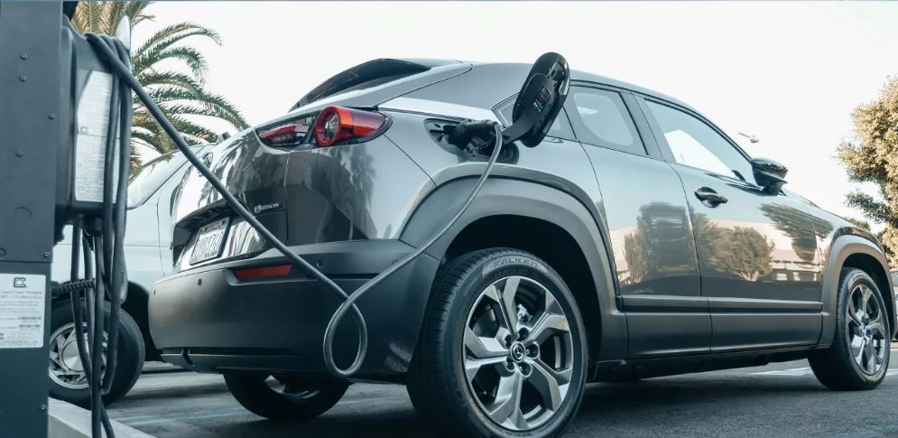 سيارة كهربائية يتم شحنها (إنترنت)