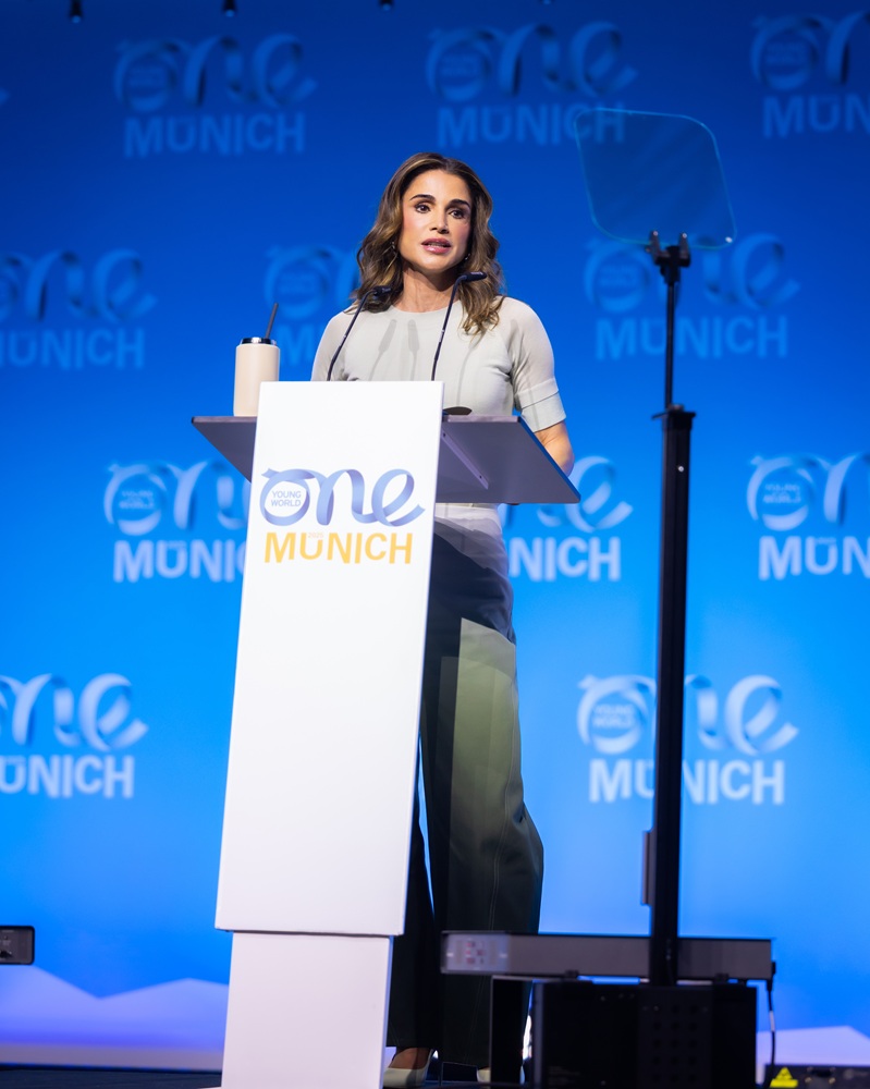 الملكة رانيا تلقي كلمتها افتتاح قمة عالم شاب واحد السنوية بميونيخ (من المكتب الإعلامي للملكة)