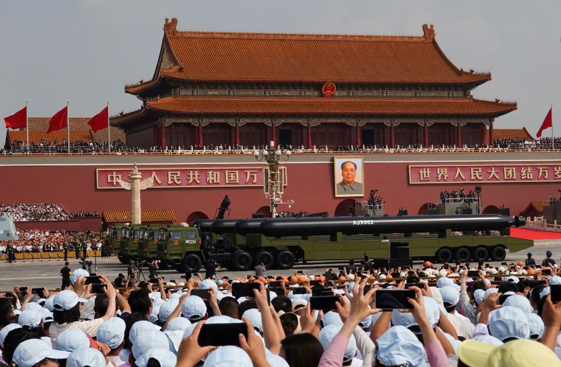 غواصة غير مأهولة من طراز AJX002 معروضة خلال العرض العسكري (رويترز)