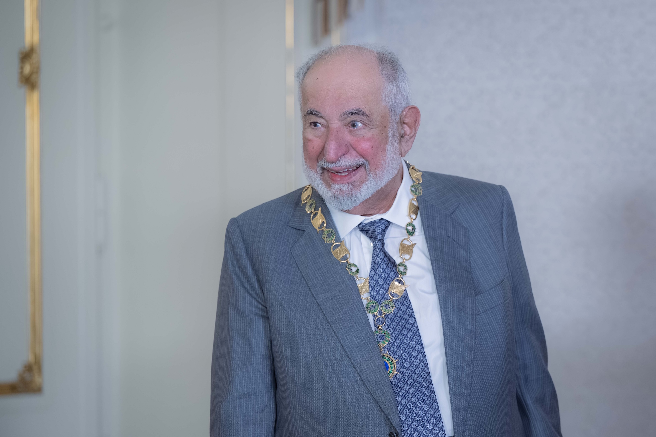 حاكم الشارقة مكرّماً بوسام الشرف.