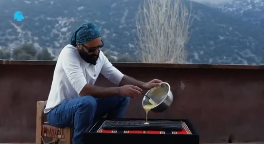 الشاب اللبناني شبلي أبو عاصي يصنع الصابون الطبيعي من حليب الحمير في مزرعته في معاصر الشوف (يوتيوب النهار)