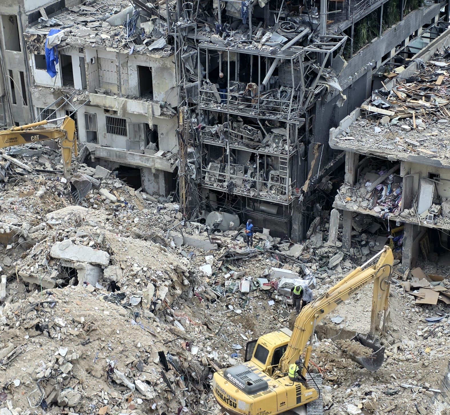 مبانً مجاورة تشهد على عنف العدوان.