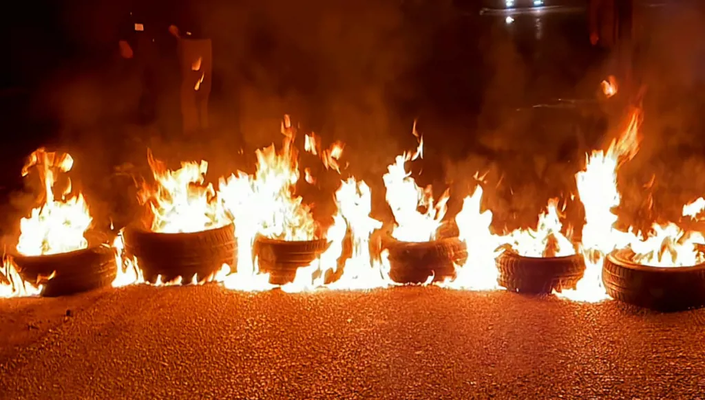 بعد مصادرة فاكهة مهربة... قطع الطريق الدولي بين لبنان وسوريا في العبودية