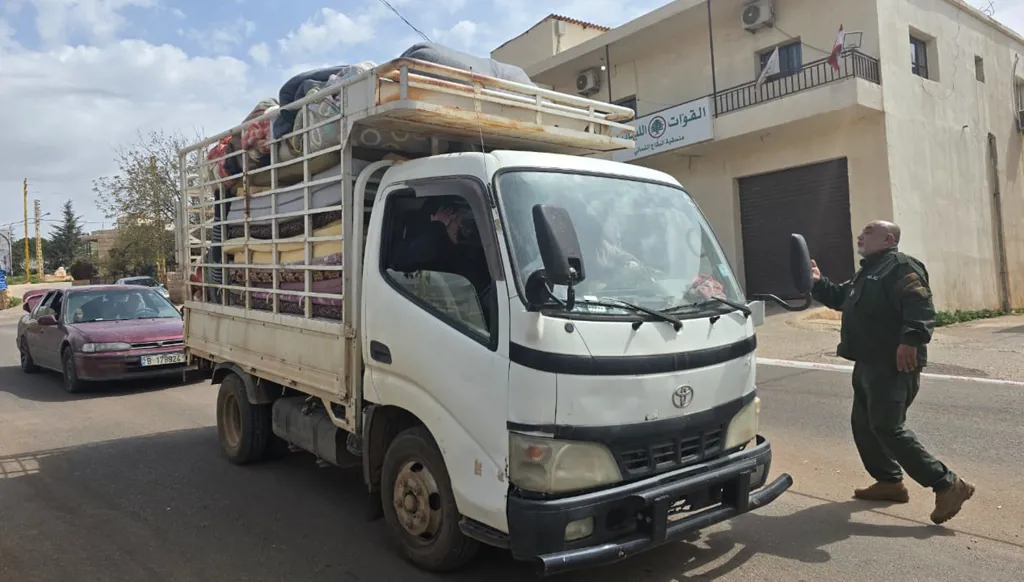 انطلاق رحلة العودة من دير الأحمر وسط تساؤلات قلقة حول "ضمانات الأمان" (صور)