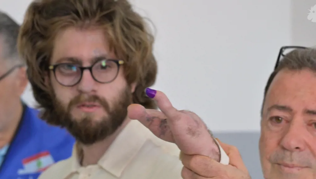 بالصور- مصابون من تفجير "البيجر" يقترعون