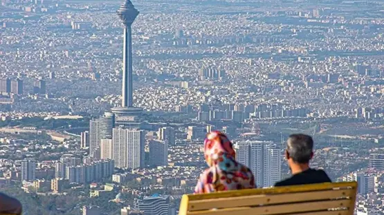 رجل وسيدة يجلسان على مشارف طهران (وكالات) 