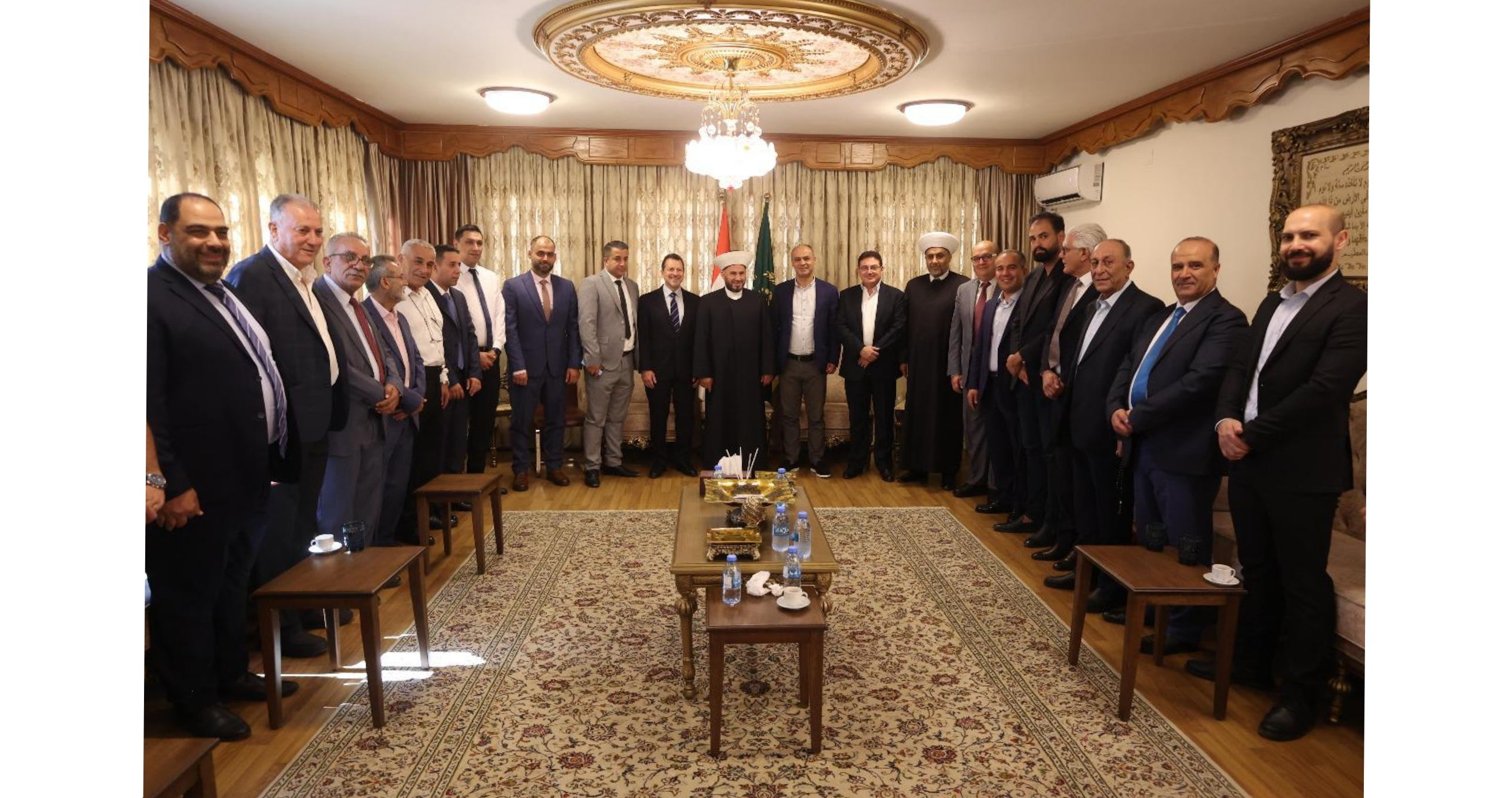 شحادة في مجدل عنجر مع عدد من الحضور (مواقع).