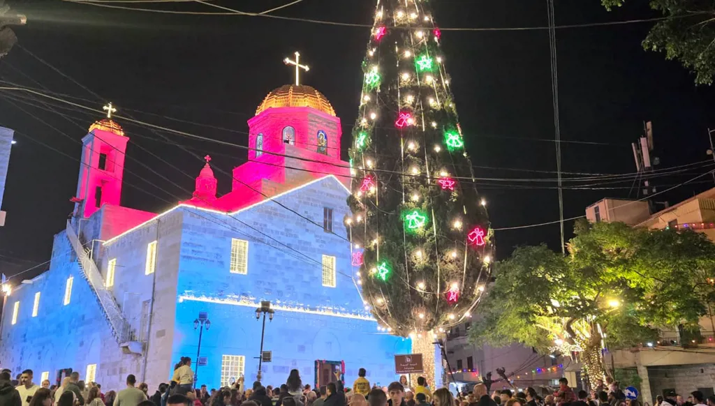 بالصور والفيديو- مغدوشة أضاءت زينة الميلاد... رسالة أمل وسلام