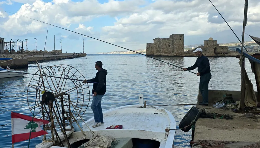 بعد الأجواء الماطرة... عدسة "النهار" ترصد عودة الحياة إلى ميناء صيدا