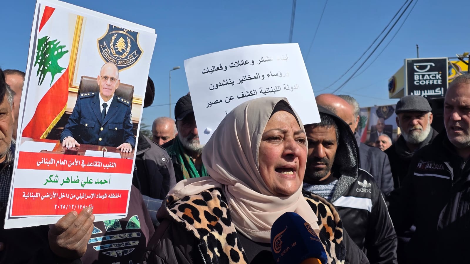 وقفة احتجاجية على طريق عام بعلبك (لينا اسماعيل).