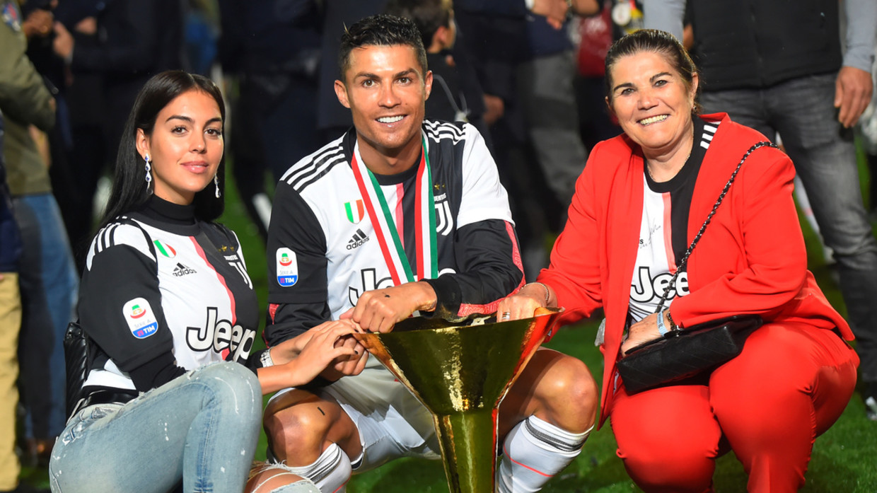 كريستيانو رونالدو مع والدته ماريا دولوريس وزوجته..