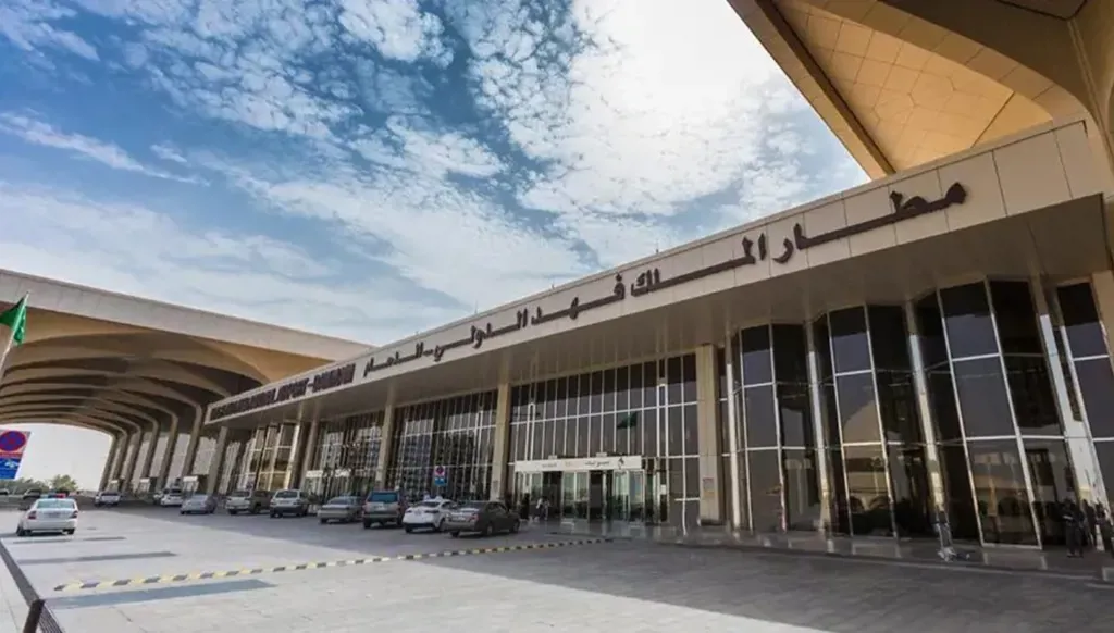 هيئة الطيران المدني السعودي: وفاة مقيم وإصابة 8 آخرين بعد تعرض مطار الملك فهد الدولي لاعتداء مساء الأربعاء