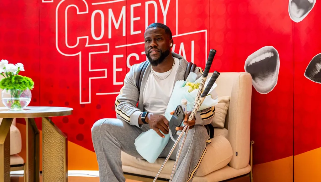 كيفن هارت في مهرجان الرياض للكوميديا: "جمهور رائع" وبصمته على جدار النجوم (فيديو)