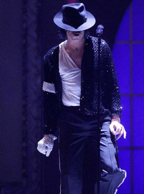 مياكل جاكسين يرتدي جاكيت Billie Jean الأسطورية (انترنت)