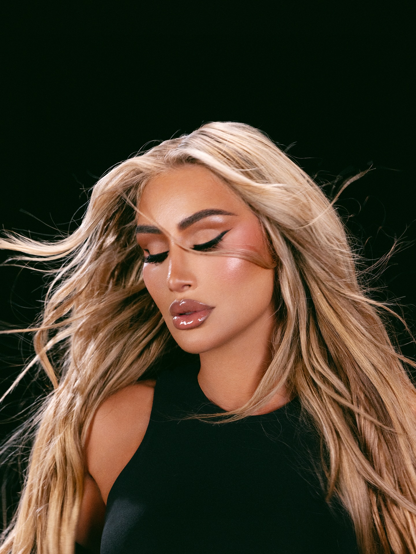 مايا دياب بمكياج برونزي عزّز وهجها (إنستغرام)