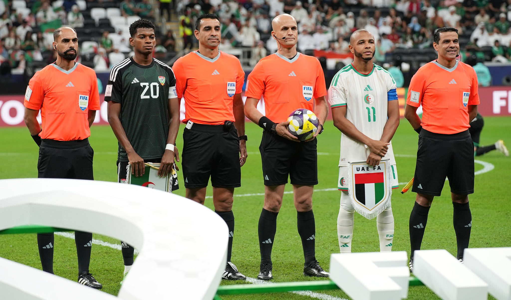 قبل انطلاق مباراة الجزائر والإمارات. (وكالات)