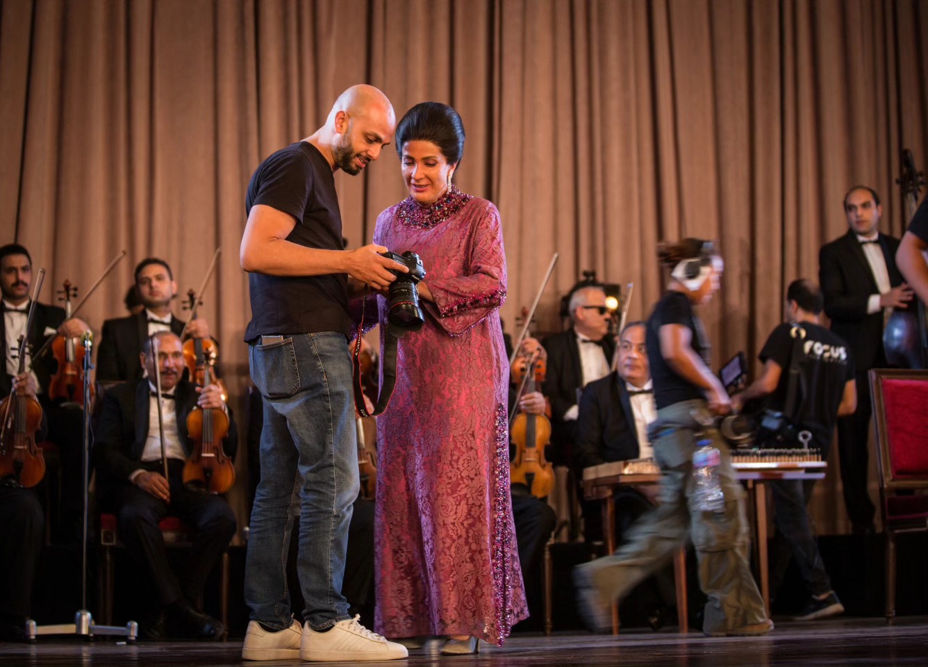 منى زكي وأحمد مراد في كواليس “السِّت“. (فايسبوك)