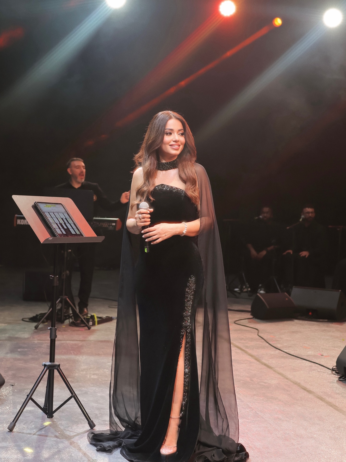 رحمة رياض تؤدي أغنية تعا خبيك أمام جمهورها في أبوظبي (إنستغرام)