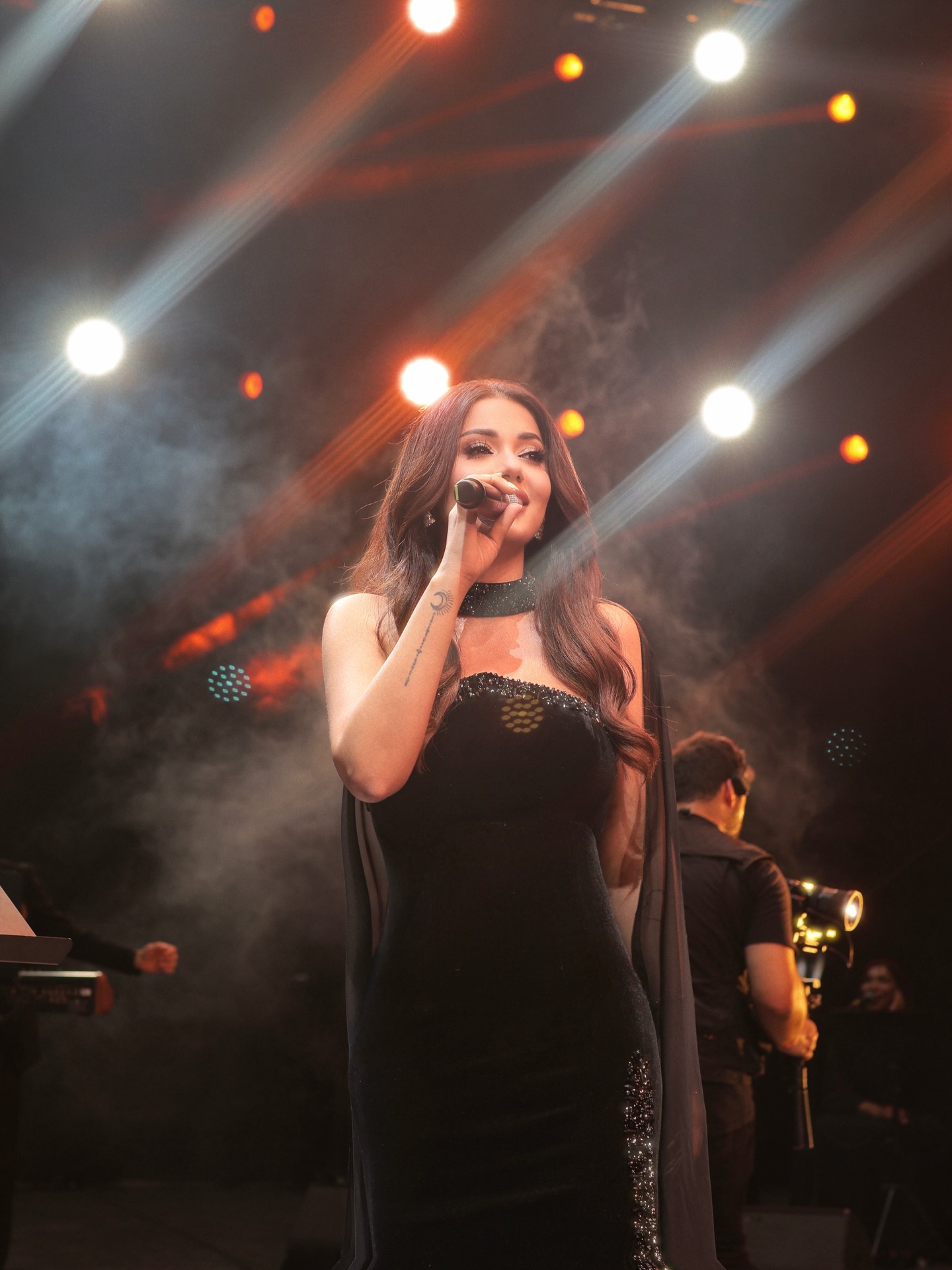 رحمة رياض تتألّق بفستان مخمل أسود في حفلها بأبوظبي (إنستغرام)