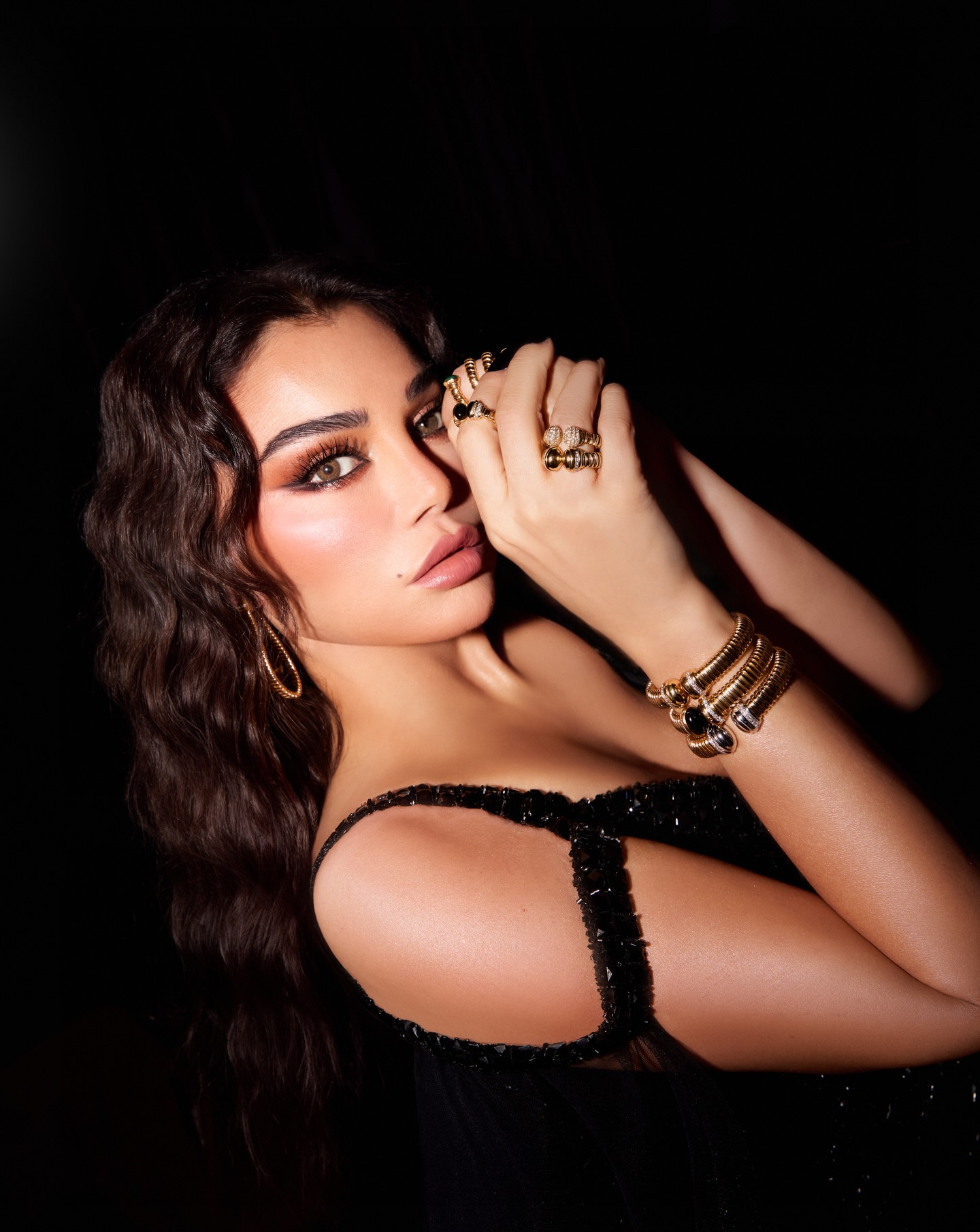 مكياج هيفاء وهبي يحاكي ألوان فستانها (إنستغرام)