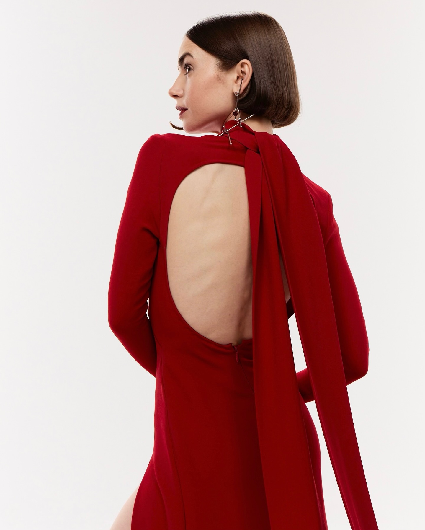 ليلي كولينز بفستان إيلي صعب (إنستغرام)