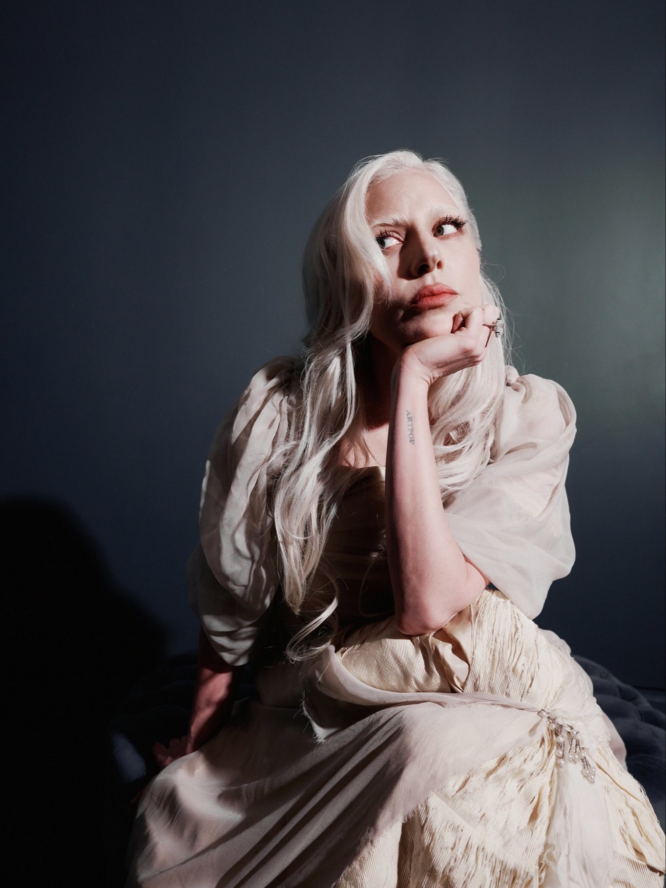 تسريحة أنثويّة ومكياج ناعم (إنستغرام)