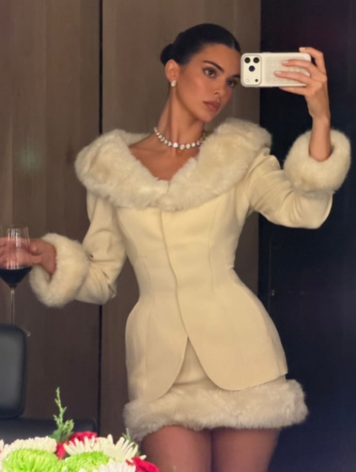 كيندال جينر بتصميم تيري موغلر الأرشيفيّ (إنستغرام)