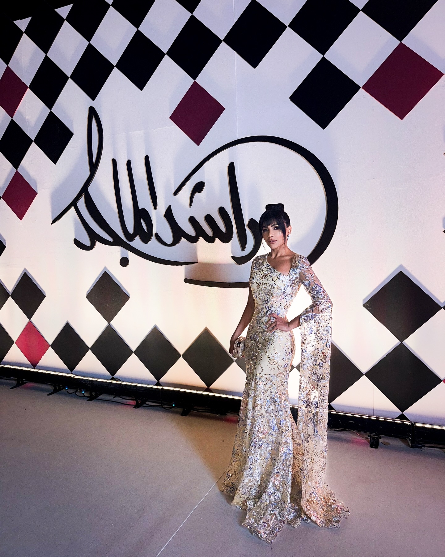 فستان فضيّ بكم واحد طويل من جيمي معلوف (إنستغرام)