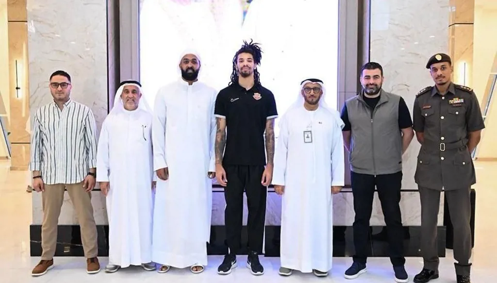 شباب الأهلي يجدد عقد ديشوندري واشنطن حتى 2028