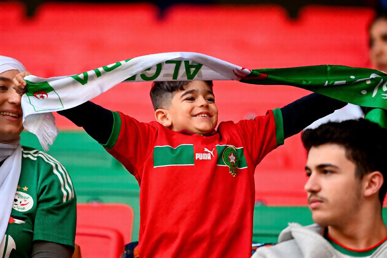 كرة القدم تجمع الجماهير.