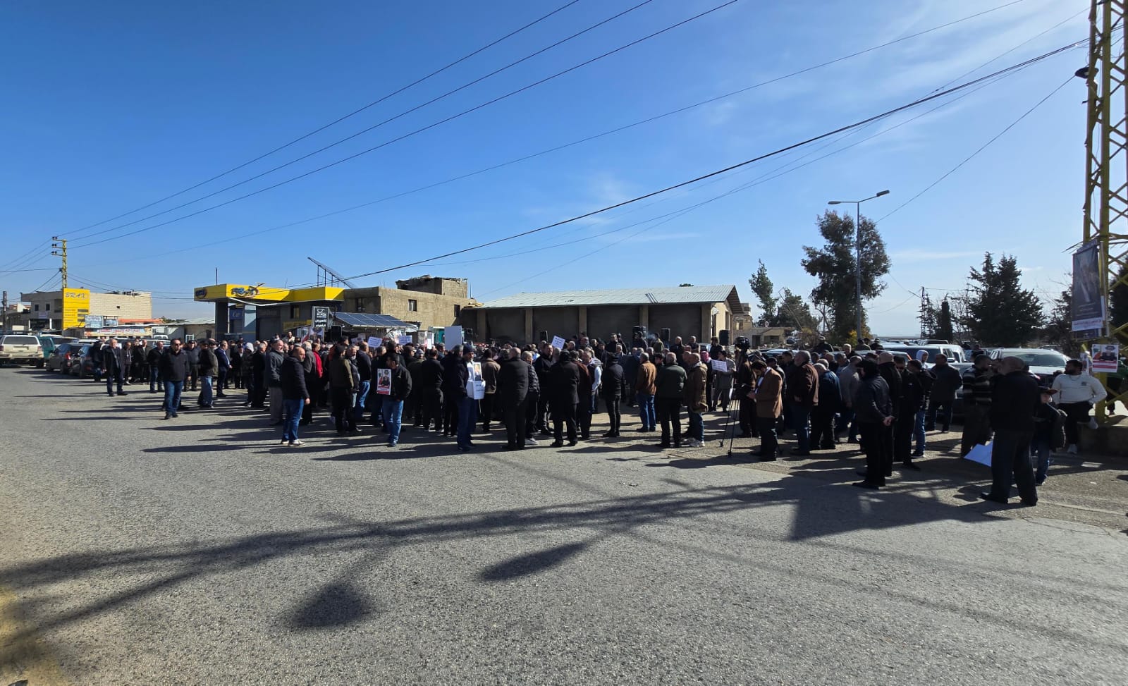 وقفة احتجاجية على طريق عام بعلبك (لينا اسماعيل).