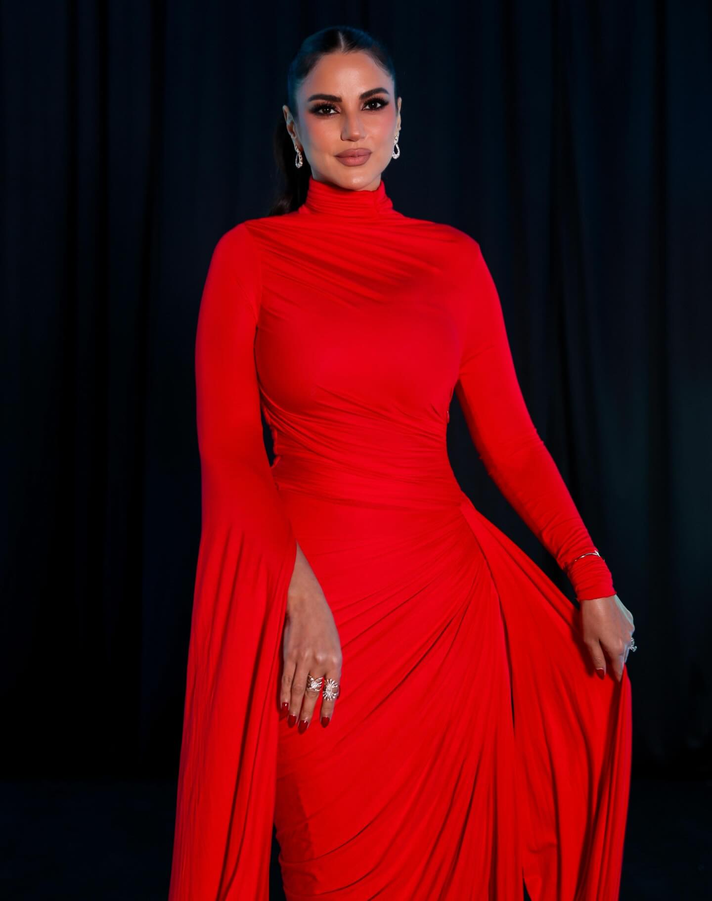 أناقة درّة زروق باللون الأحمر الجريء (إنستغرام)