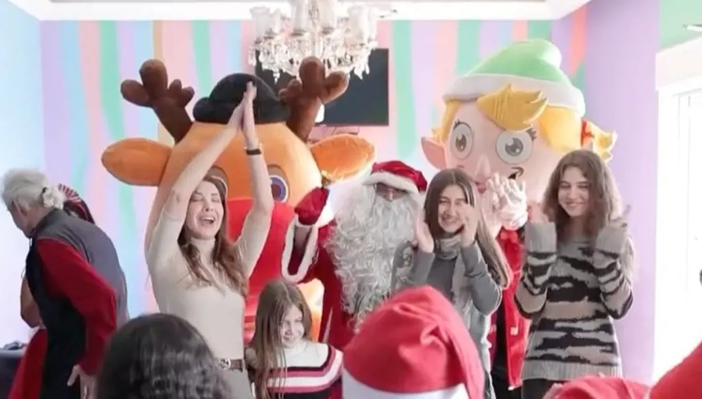 نانسي عجرم تشارك فرحة الميلاد مع الأطفال برفقة بناتها (فيديو)