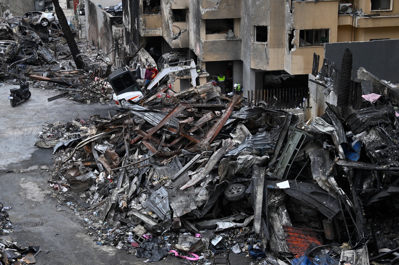 دمار في كورنيش المزرعة جراء الغارات 