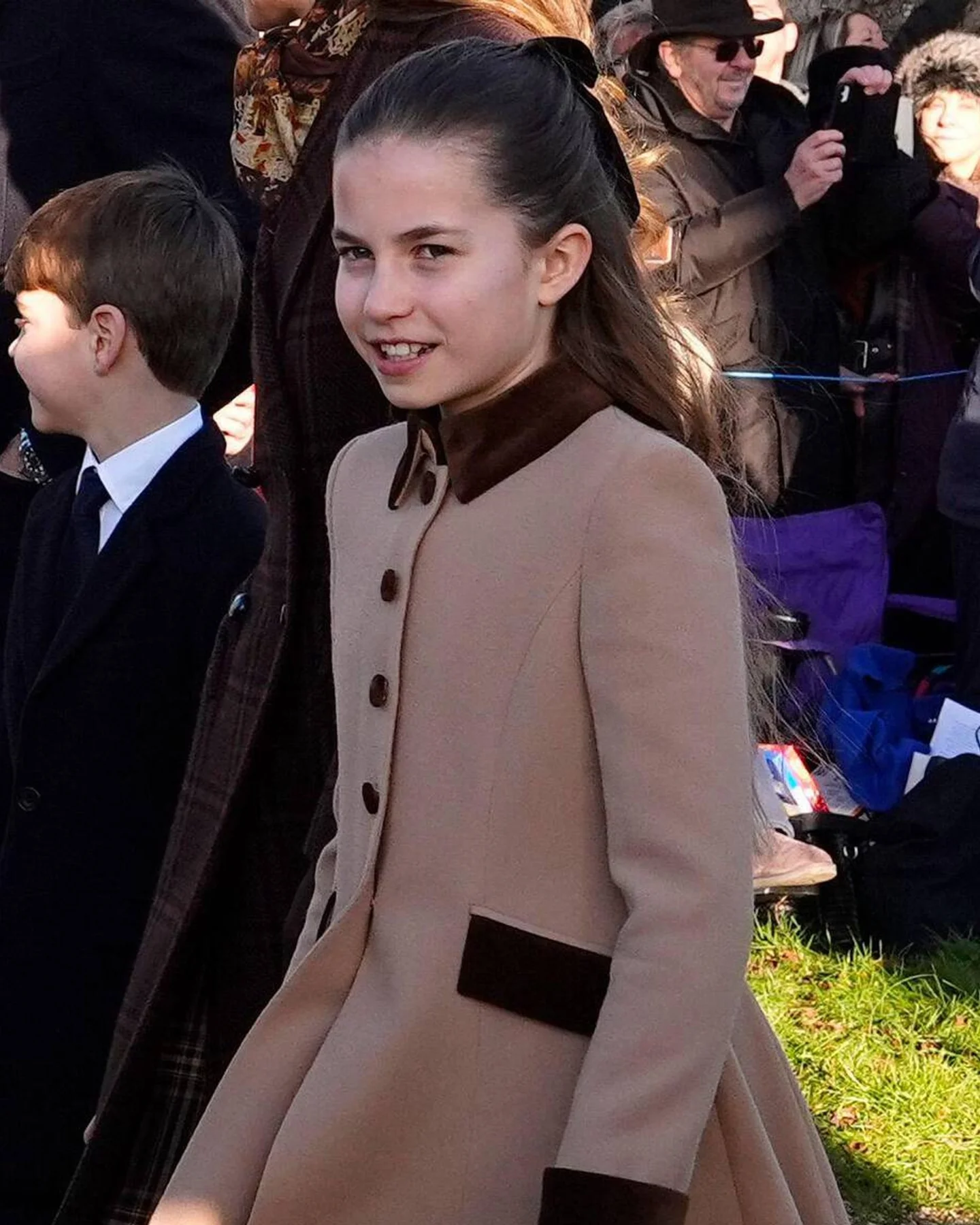 الأميرة شارلوت كما بدت بعد قدّاس عيد الميلاد (إنستغرام)