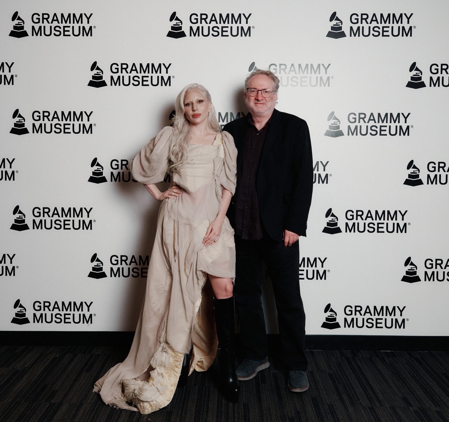 ليدي غاغا بلون حيادي وقصّة غير متماثلة (إنستغرام) 