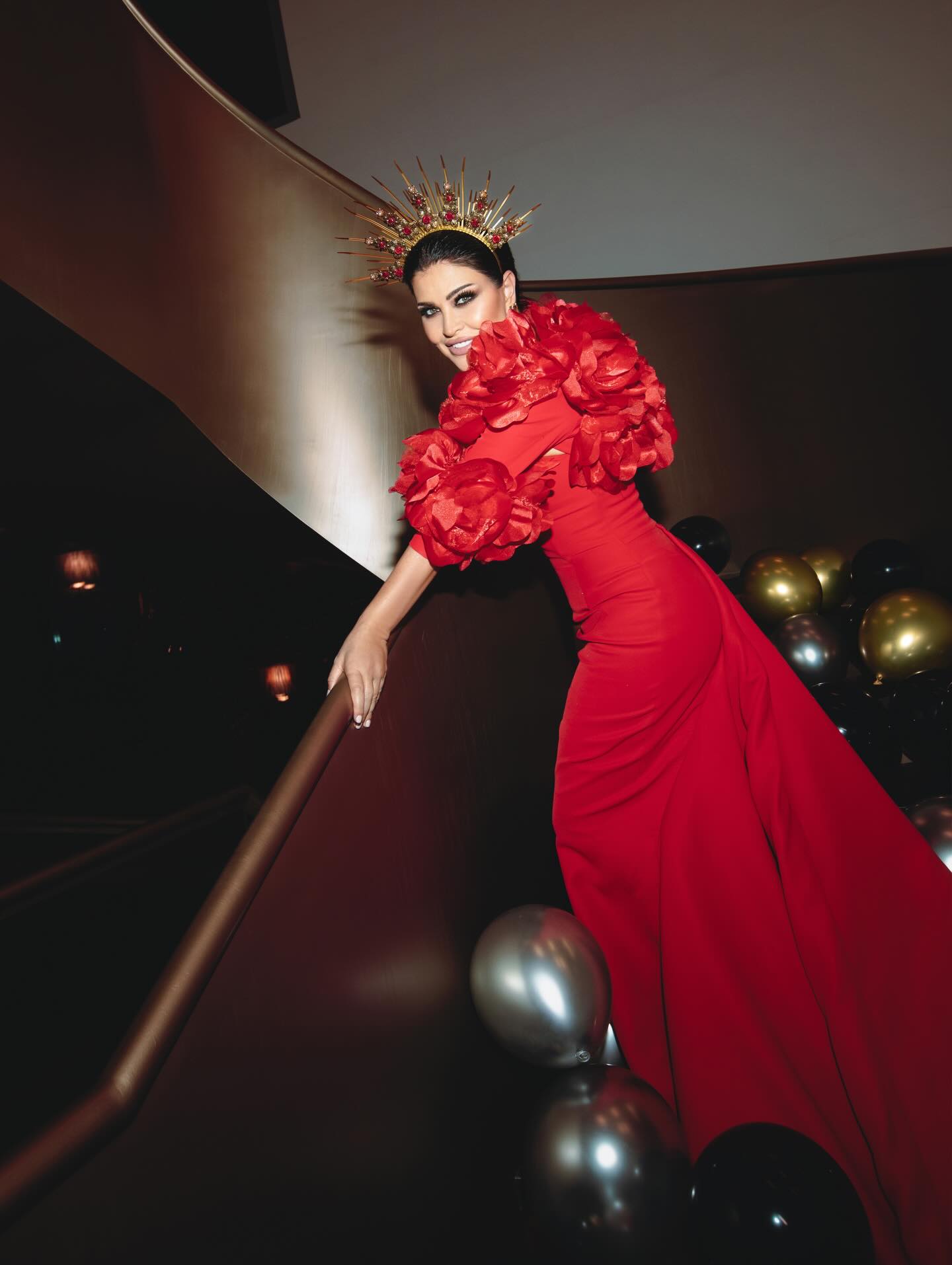 جومانة مرّاد نسّقت الفستان المميّز مع تاج عصري (إنستغرام)