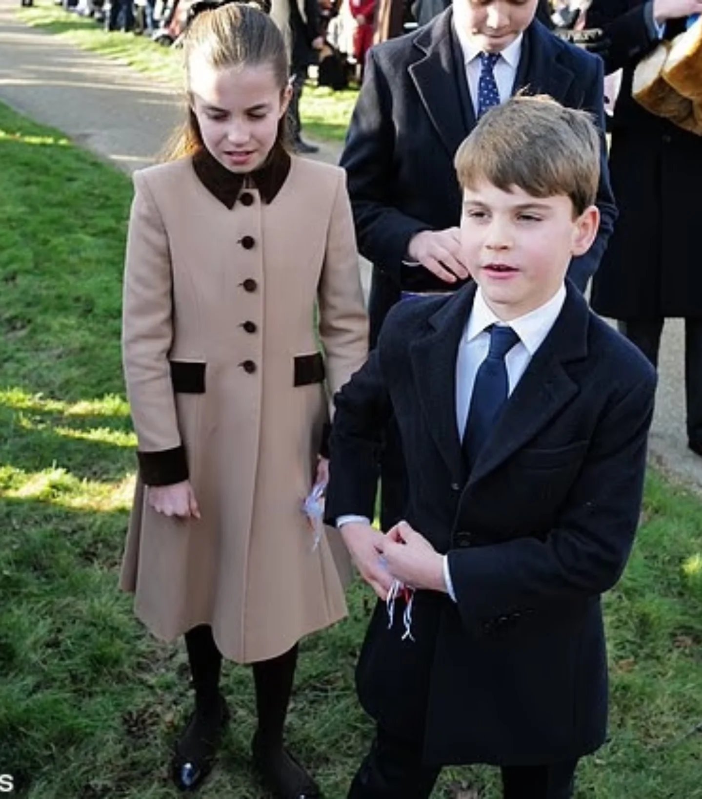 الأميرة شارلوت مع شقيقها الأمير لويس (إنستغرام)