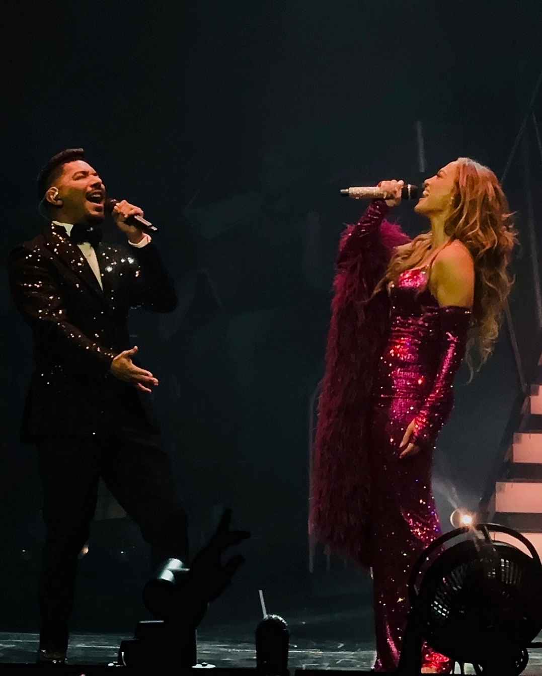 جينيفر لوبيز بفستان ماجينتي برّاق من The Blonds (إنستغرام)