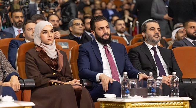 عباية بليزر بأسلوب لطيفة الدروبي (انستغرام)