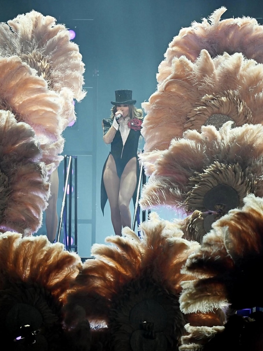 جاي لو بتصميم The Blonds (إنستغرام)