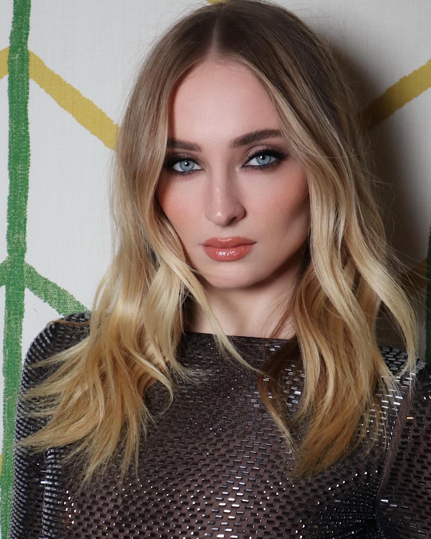 صوفي تيرنر بأناقة الأسود (إنستغرام)